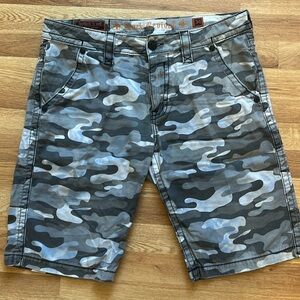 Men’s Rock Revival Camp Shorts Size 34 EUC